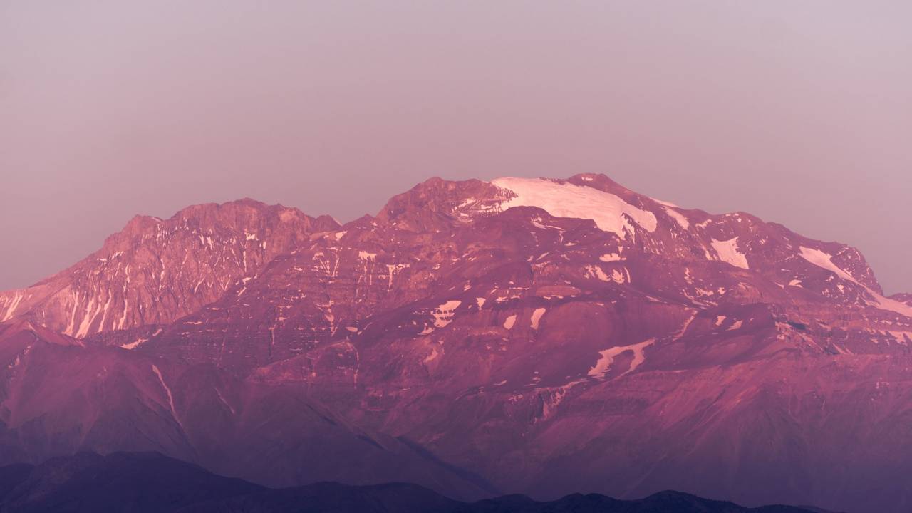 Cumbre en luz rosada y violeta