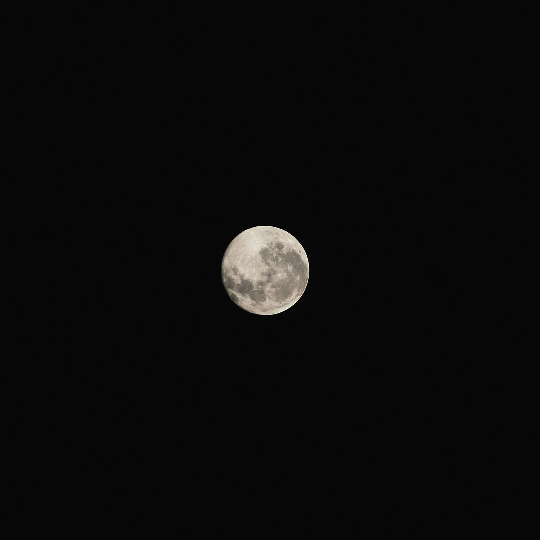 Luna llena sobre cielo negro