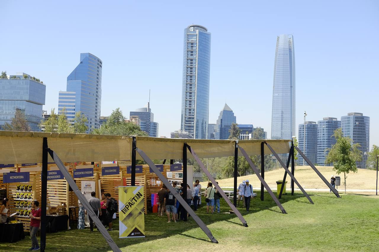 Feria de emprendimiento con skyline